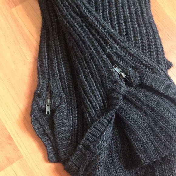 American Eagle Vneck sweater - Picture 2 of 5